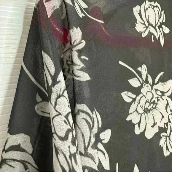 Sheer Kimono Floral Black & White Size  Medium / Large - Picture 16 of 16